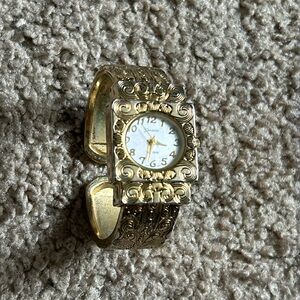 Geneva Platinum women’s vintage‎ gold tone victorian style bangle bracelet watch